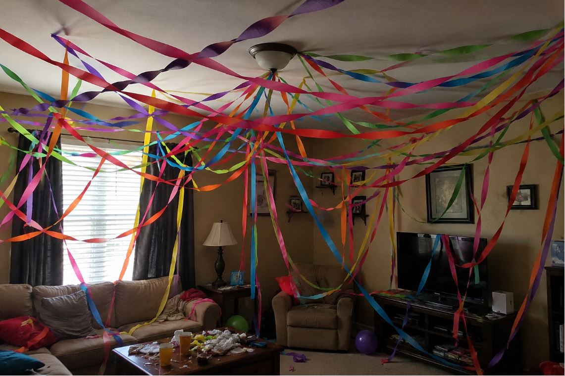 Overcrowded room with mismatched streamers ruining party decoration/decorish.pk
